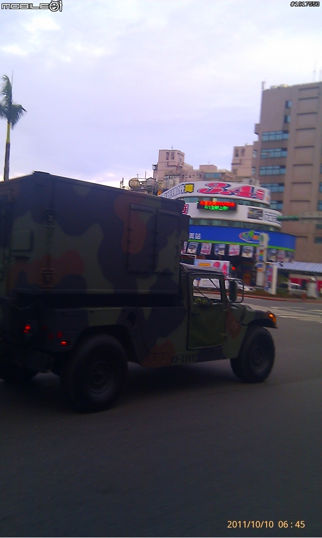 今天早上出門騎腳踏車的時候~巧遇國軍的車隊