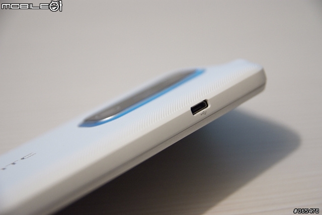 [開箱]全台第一支白色HTC EVO 3D...亞太電信