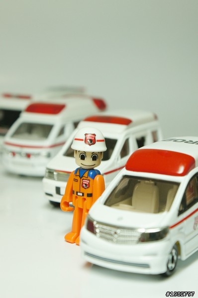 [ TOMICA ] 救援現場的白色希望-救護車系列