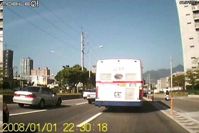 10/24今早被逼車了---這款公車司機~~唉