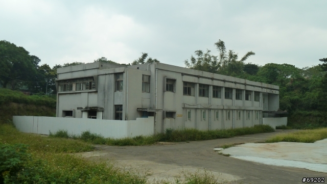 在滬尾砲台公園附近的一幢廢棄建築物