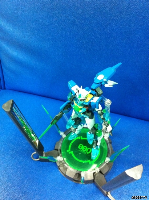 [開箱]  日空版 魂商店 限定 ROBOT魂 SIDE MS 鋼彈oo 00 劇場版 量子型00 GNT-0000 00 Qan 爆發 含LED發光底座