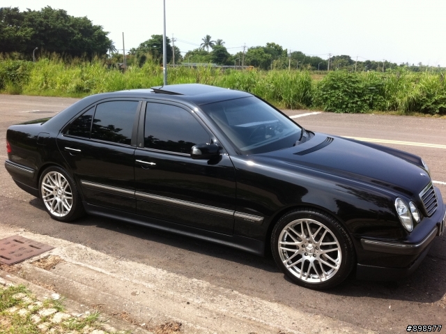 W210 Carlsson look 下包包覆卡夢貼紙 (看慣新車者請勿進入)