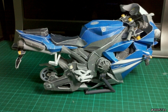 野人獻曝，第一次做紙模─YAMAHA YZF-R1(藍)