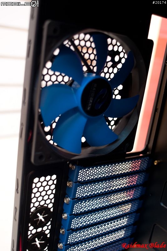 [開箱]Raidmax Blade黑紅巨劍機殼 外型犀利開箱