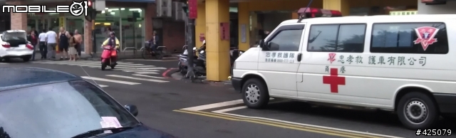 現場直擊救護車推撞小客車