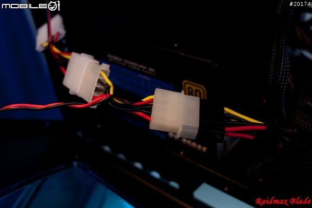 [開箱]Raidmax Blade黑紅巨劍機殼 外型犀利開箱