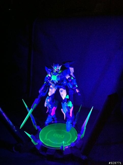 [開箱]  日空版 魂商店 限定 ROBOT魂 SIDE MS 鋼彈oo 00 劇場版 量子型00 GNT-0000 00 Qan 爆發 含LED發光底座