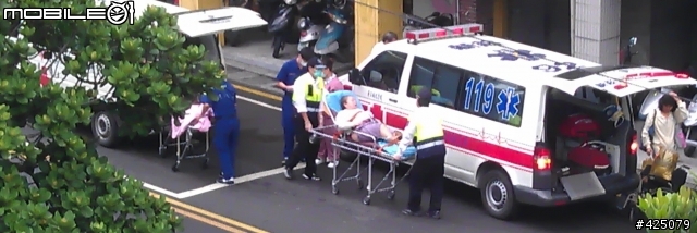 現場直擊救護車推撞小客車