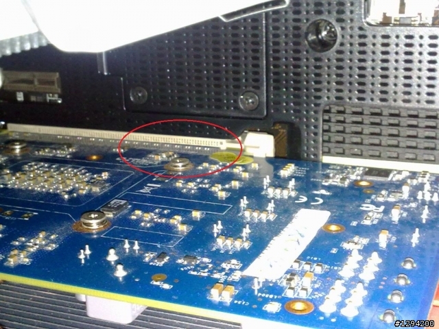 請問顯示卡版彎，會讓主機板的PCI-E槽也跟著壞嗎？