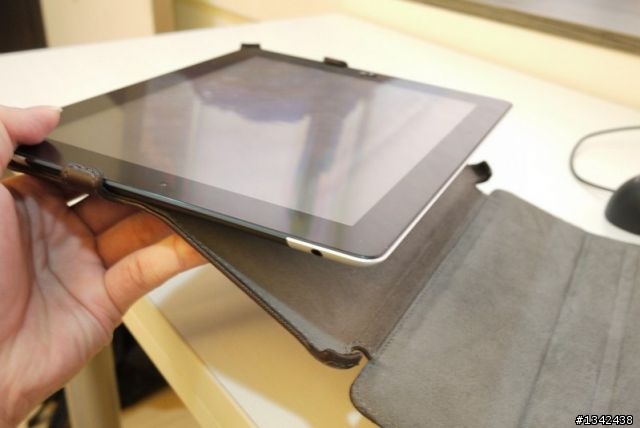 [開箱] 分享滿意度100理想iPad2保護套---Luxa2 iPad 2 Legerity Stand Case  (圖)