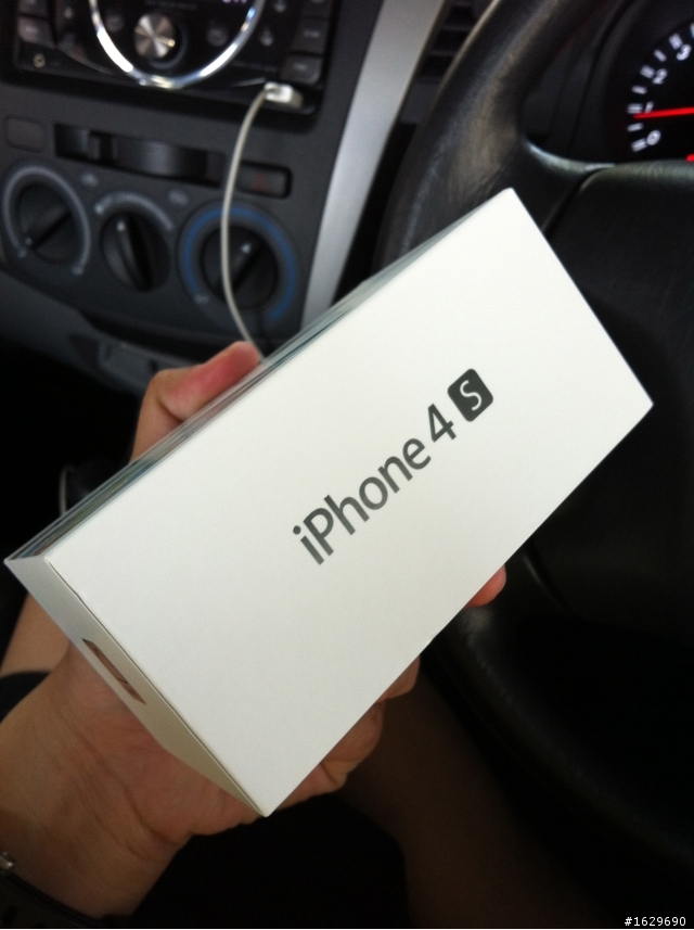 iphone 4s 开箱!! 热热!刚飞过太平洋到马来西亚。