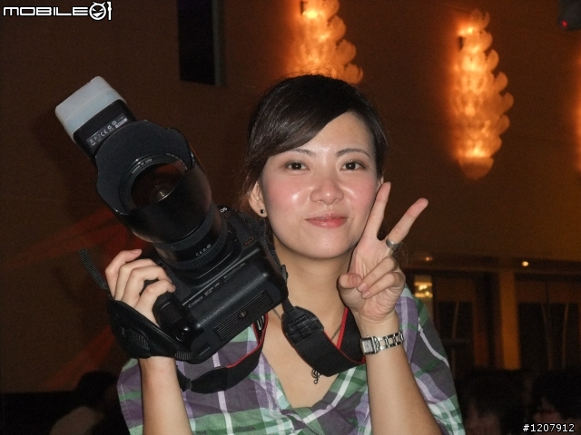 女生拿Canon專業婚攝(補上正面圖)