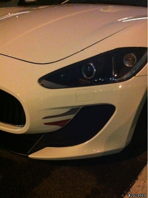 Gran Turismo MC stradale 默默的停在旁邊的夜間猛獸Maserati