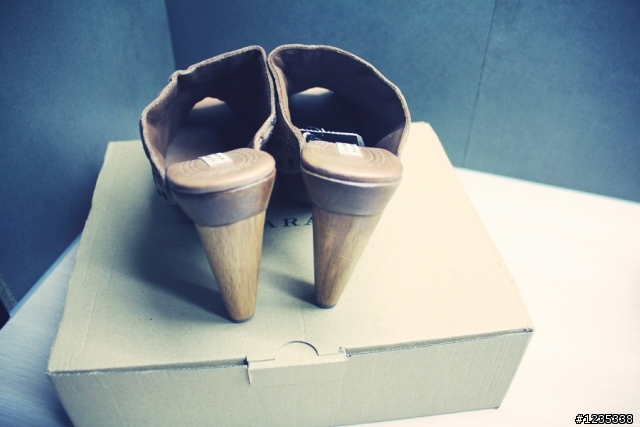 【首發開箱文】西班牙品牌ZARA魚口露趾鉚釘厚底高跟鞋