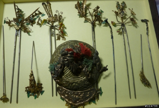 請版上前輩們幫忙看一下，年代久遠的嫁妝?