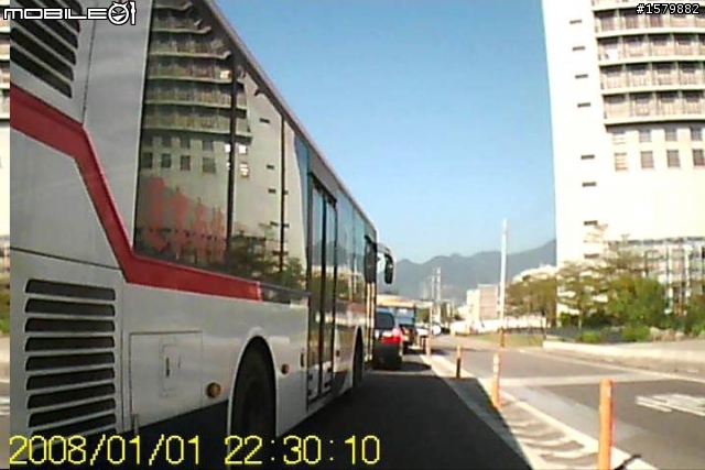 10/24今早被逼車了---這款公車司機~~唉