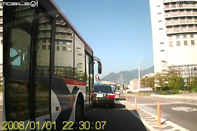 10/24今早被逼車了---這款公車司機~~唉