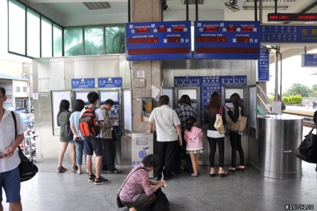 慶祝開國百年國慶, 雙人環鐵路山海線走訪火車站之旅--(第三天: 竹南-->高鐵烏日站    補在第四樓）