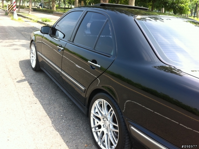 W210 Carlsson look 下包包覆卡夢貼紙 (看慣新車者請勿進入)