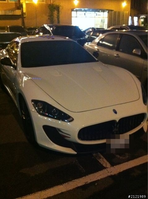 Gran Turismo MC stradale 默默的停在旁邊的夜間猛獸Maserati