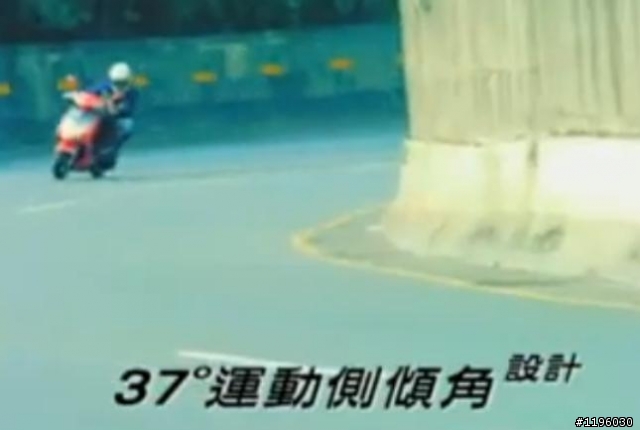 都是台灣的路爛，害人壓車滑倒。（有影片）