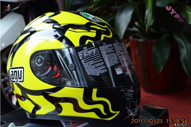 [開箱]首發AGV GP-TECH Rossi Winter Test 2010 冬季測試帽