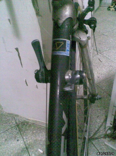 請問有人知道這台車神麼車?感覺像碳纖維,又像鋼管???朋友遷去車行,老闆說要收5萬元,感覺朋友在虎濫耶