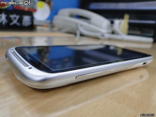 第一次開箱PO文htc 白色感動機殼