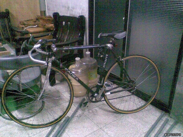 請問有人知道這台車神麼車?感覺像碳纖維,又像鋼管???朋友遷去車行,老闆說要收5萬元,感覺朋友在虎濫耶