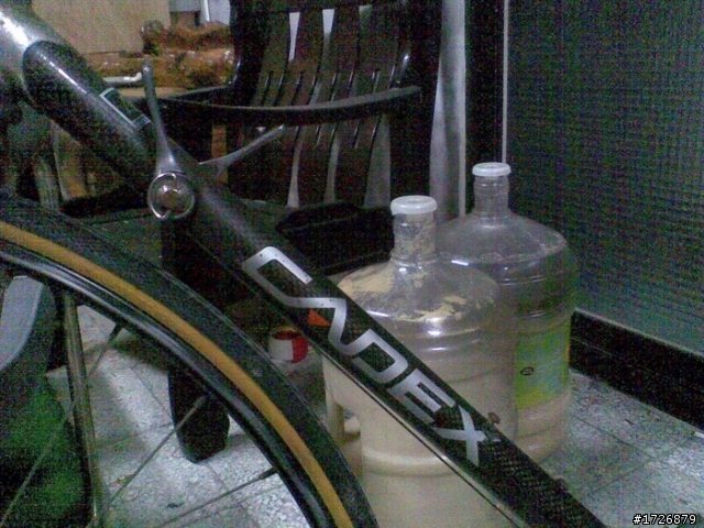 請問有人知道這台車神麼車?感覺像碳纖維,又像鋼管???朋友遷去車行,老闆說要收5萬元,感覺朋友在虎濫耶