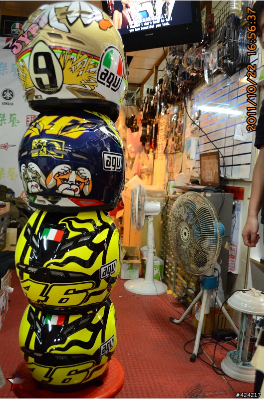 [開箱]首發第二頂AGV GP-TECH Rossi Winter Test 2010 冬季測試帽