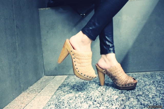 【首發開箱文】西班牙品牌ZARA魚口露趾鉚釘厚底高跟鞋