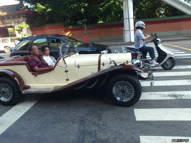 請問這台復古車是?????
