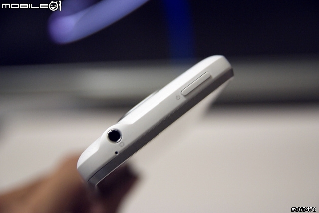 [開箱]全台第一支白色HTC EVO 3D...亞太電信