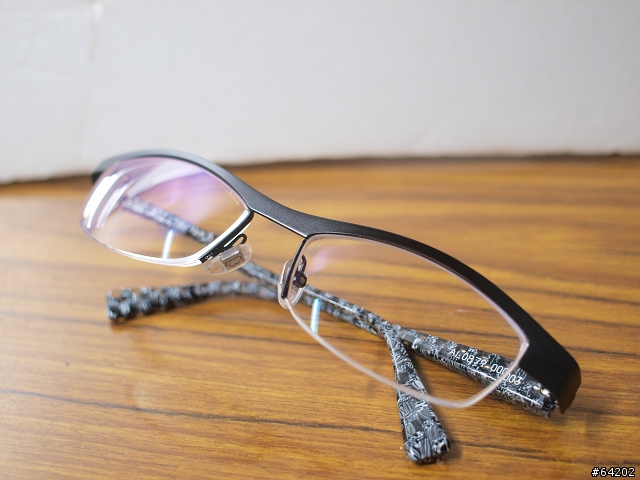 Alain Mikli 不對稱也不俗媚的小趣味