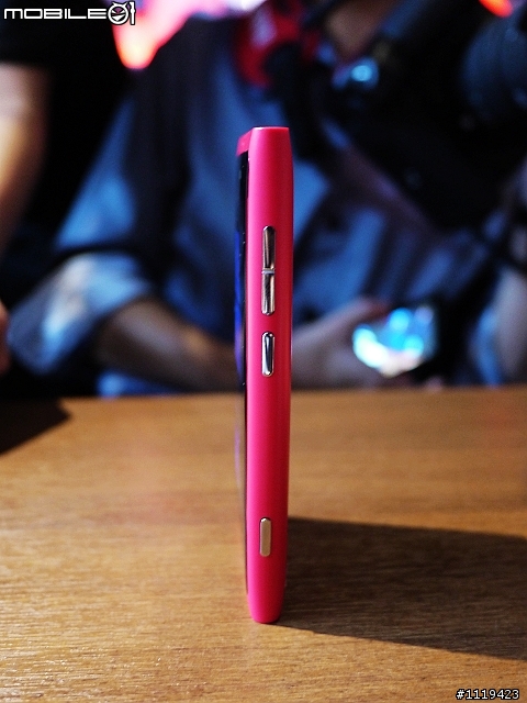 【批著N9的外衣強力現身台灣】 Nokia的最新芒果手機 Lumia 800