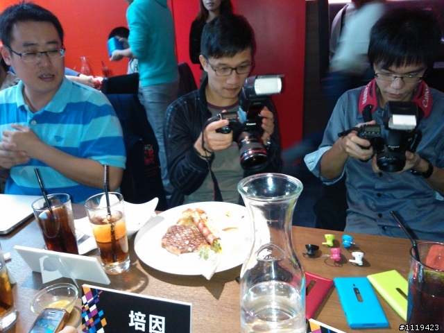 【批著N9的外衣強力現身台灣】 Nokia的最新芒果手機 Lumia 800