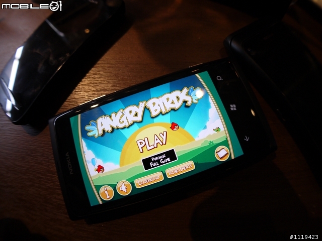 【批著N9的外衣強力現身台灣】 Nokia的最新芒果手機 Lumia 800