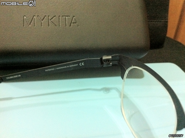 [醇圖片分享] 德國薄鋼的2兄弟們見面了 (ic! berlin + Mykita) ^_^