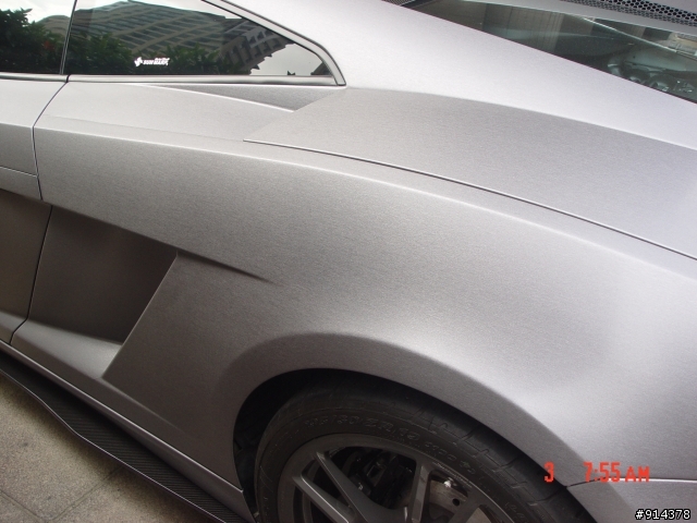 一群蠻牛加一匹馬