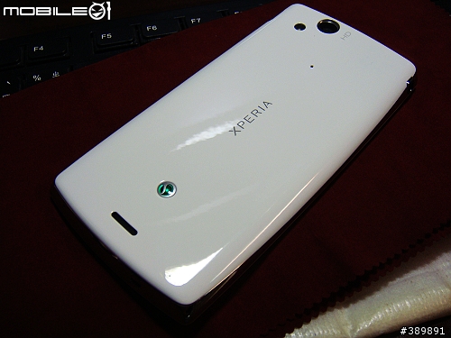 [應該沒人看的開箱文] 極致的白～SonyEricsson XPERIA Arc s「同場加映LiveDock座充」