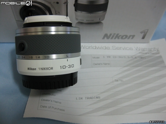 新拜的白色 Nikon1  J1 跟我的 mac air 好配歐