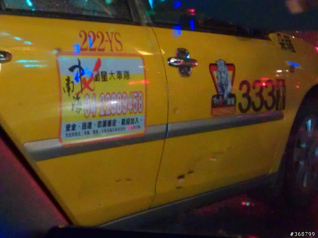 目擊者 囂張計程車駕駛 不滿紅燈右轉 被鳴喇叭 惡意擋路 口出三字人之初性本善