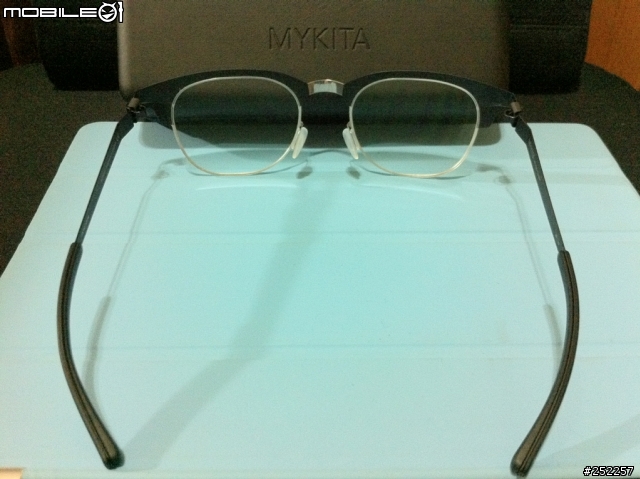[醇圖片分享] 德國薄鋼的2兄弟們見面了 (ic! berlin + Mykita) ^_^