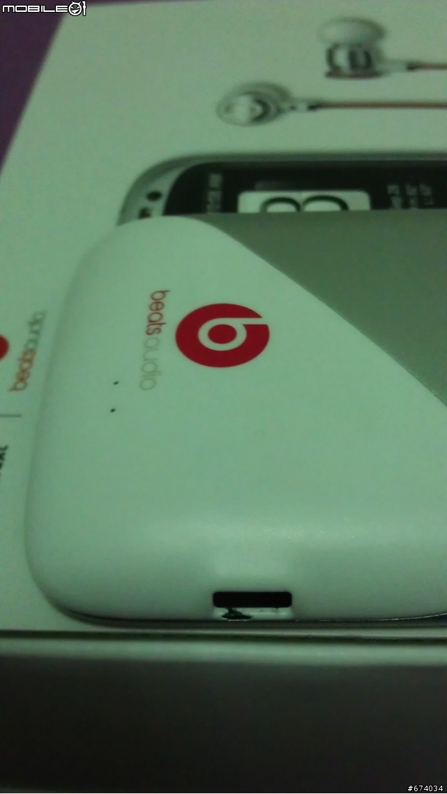 請問我的HTC Sensation XE 為啥手機才買一天usb附近背蓋殼就破裂了!!