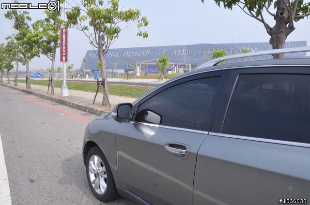 開著Luxgen SUV介紹台灣最新景點國立台灣歷史博物館在台南，並以Luxgen導航標定經緯度。