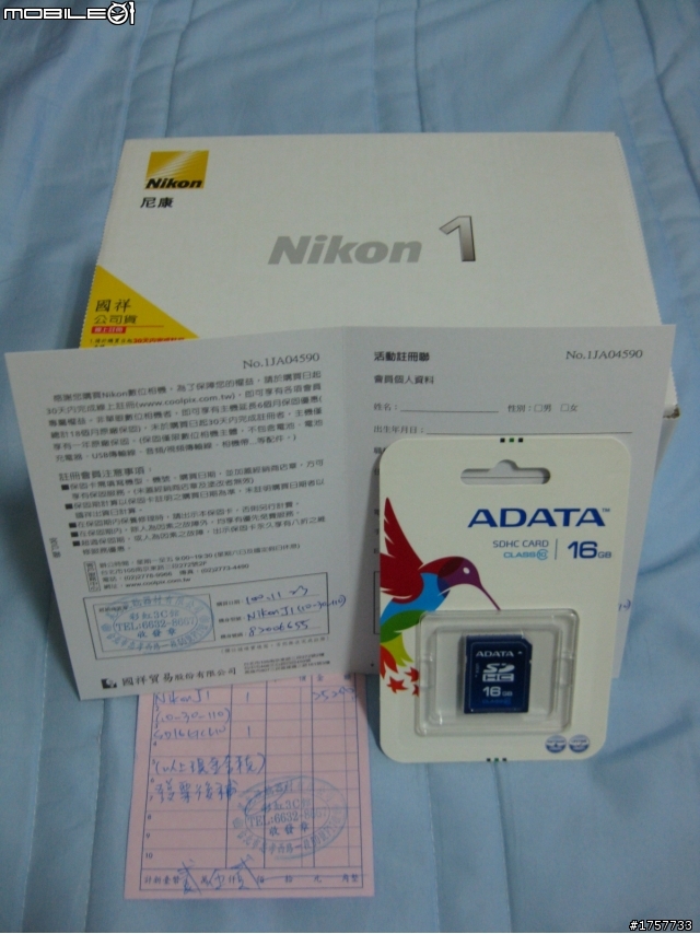 新拜的白色 Nikon1  J1 跟我的 mac air 好配歐