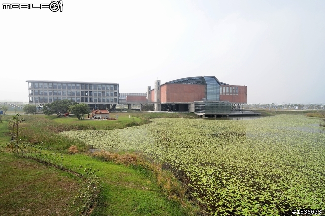 開著Luxgen SUV介紹台灣最新景點國立台灣歷史博物館在台南，並以Luxgen導航標定經緯度。
