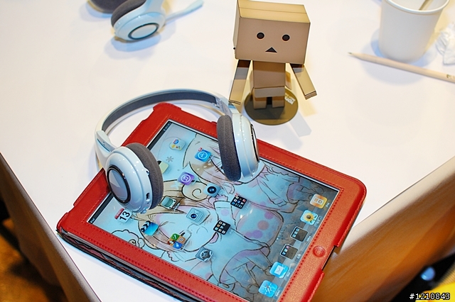 正妹與阿愣的相遇- 羅技超完美IPAD2配件體驗分享